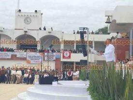 �lamo, Ver., 31 de diciembre de 22025.- Pepe Arenas asumi� formalmente el cargo de alcalde. Dijo que su administraci�n estar� marcada por la reconstrucci�n del municipio, el compromiso social y la cercan�a con la poblaci�n. Se�al� que no encabezar� un gobierno de escritorio, sino uno presente en el territorio y en contacto permanente con la gente.