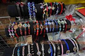 Xalapa, Ver., 31 de diciembre de 2025.- Xalape�os compran de �ltima hora amuletos para la abundancia para el 2026.