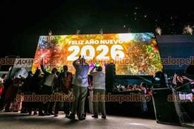 Veracruz, Ver., 1� de enero de 2026.- Turistas y jarochos recibieron el a�o nuevo en el conteo regresivo que se llev� a cabo en la Plaza Acuario; posteriormente disfrutaron de una verbena en el bulevar portuario.
