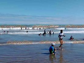 �rsulo Galv�n, Ver., 1� de enero de 2026.- La ma�ana de este jueves llegaron a la playa de Chachalacas cientos de turistas de diferentes puntos del estado a recargar energ�as. Muchos acostumbran a observar el primer amanecer del a�o en este lugar. El Agrupamiento Mar�timo de SSP Marina y PC Municipal implementaron operativo de seguridad.
