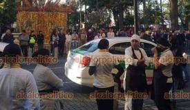 Xalapa, Ver., 2 de enero de 2026.- Tras la activaci�n de la alerta s�smica, edificios del centro de la Capital fueron evacuados. Trabajadores del Palacio Municipal y de otras oficinas se congregaron en el Parque Ju�rez hasta que se les permiti� volver a sus actividades.
