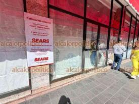 Xalapa, Ver., 2 de enero de 2026.- Este viernes se observ� la tienda Sears de la calle Enr�quez con lonas que cubren sus escaparates, la cortina abajo, sin personal visible y un cartel que anuncia el cierre de la sucursal.
