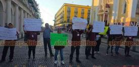 Xalapa, Ver., 2 de enero de 2026.- Personal de la empresa LEIH cerr� por unos minutos la calle Enr�quez para exigir sus quincenas y aguinaldos. Desde hace meses, dicha empresa ?encargada de limpiar hospitales del Estado? ha causado el mismo problema a sus trabajadores y el Gobierno del Estado no logra una soluci�n definitiva.