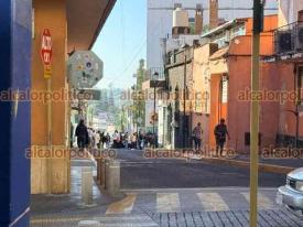 Xalapa, Ver., 5 de enero de 2026.- Personal del Hospital Regional ?Luis F. Nach�n? (antes civil) bloque� la calle de Nicol�s Bravo, en protesta por la falta de pago del bono navide�o que deb�a pagarse el 24 de diciembre.