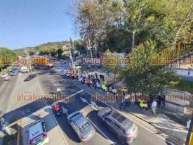 Banderilla, Ver., 5 de enero de 2026.- Para exigir sus prestaciones de fin de a�o, personal del sector salud se concentr� a las afueras del CETIS 134. Advirtieron que, de no obtener respuesta por parte de las autoridades, podr�an bloquear el bulevar Xalapa-Banderilla.