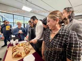 Xalapa, Ver., 6 de enero de 2026.- El secretario de Finanzas, Miguel Reyes, y la directora de informaci�n institucional del Gobierno, Benita Gonz�lez, partieron la rosca de reyes con reporteros de la fuente.
