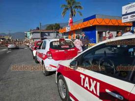 R�o Blanco, Ver., 7 de enero de 2026.- Ante la llegada de la gobernadora Roc�o Nahle Garc�a a la conmemoraci�n de los M�rtires del 7 de Enero, taxistas esperan entrevistarse con ella para exponerle sus demandas. Est�n apostados en los arcos que unen a este municipio con Orizaba.