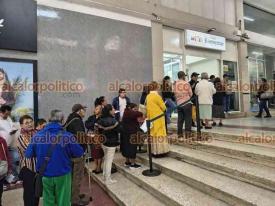 Xalapa, Ver., 7 de enero de 2026.- Adultos mayores y personas con discapacidad hacen filas para cobrar su pensi�n de Bienestar.