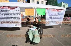 Xalapa, Ver., 7 de enero de 2026.- Este mi�rcoles, profesora se manifest� en Plaza Lerdo, para solicitar un cambio de centro de trabajo por enfermedad. Expuso que recientemente le diagnosticaron S�ndrome de Guillain-Barr�.