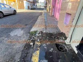 Xalapa, Ver., 7 de enero de 2026.- Vecinos denuncian que en la calle Guti�rrez Zamora, en la zona centro, fuga de agua lleva semanas sin soluci�n. Indicaron que personal de CMAS acudi�, rompieron la calle, pero no repararon la falla y al parecer dejaron sin el suministro a una vivienda.
