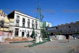 Xalapa, Ver., 9 de enero de 2026.- Comienzan a quitar el �rbol de Navidad de Plaza Lerdo.