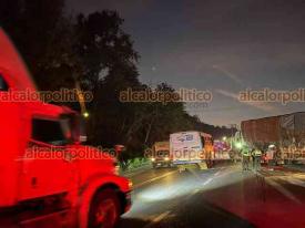 Banderilla, Ver., 9 de enero de 2026.? Cerca de las 19:00 horas se abri� la circulaci�n sobre la carretera federal Xalapa?Perote, a la altura de la colonia Tres de Mayo, luego de que el tr�iler que imped�a el paso fuera desenganchado de la carga con ayuda de una gr�a, se orillara y le fuera colocada la carga nuevamente.