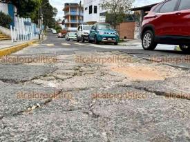 Xalapa, Ver., 11 de enero de 2026.- En la calle C�rdoba, frente a la Secundaria General 2, bache cada vez se hace m�s grande. Automovilistas temen que se haga un socav�n.
