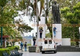 Xalapa, Ver., 11 de enero de 2026.- Le dan una ?manita de gato? al monumento de Benito Ju�rez, ubicado en el Parque Ju�rez.
