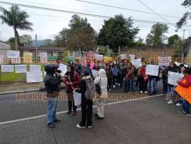 Orizaba, Ver., 12 de enero de 2026.- La ma�ana de este lunes, j�venes que trabajan como ?figuras educativas? del Consejo Nacional de Fomento Educativo protestaron en la Inspecci�n de Secundarias T�cnicas para exigir un incremento en sus remuneraciones.