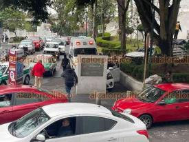 Xalapa, Ver., 12 de enero de 2026.- Mujer de 63 a�os perdi� el control de su camioneta y se estrell� contra la estructura de concreto que resguada una placa a las afueras del Viaducto, en el Centro.