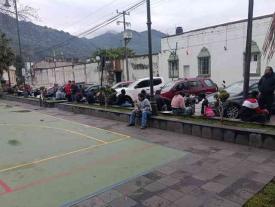 Orizaba, Ver., 13 de enero de 2026.- Desde la madrugada, algunos desde las 3:00 horas, personas hacen fila a las afueras de la oficina de Hacienda del Estado para reemplacar. Culpan a la titular de la oficina, Rosario Villegas Miranda, por su ?negligencia y falta de capacidad?.