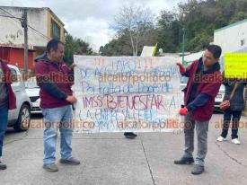 Xalapa, Ver., 13 de enero de 2026.- Empleados de la empresa LEIH bloquearon la calle Aguascalientes, en la colonia Progreso, frente a la cl�nica de Salud Mental, en demanda de sus pagos.
