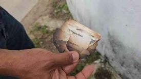 Coatzacoalcos, Ver., 15 de enero de 2026.- Ante el fuego en el patio de la Cl�nica 24 del ISSSTE ocurrido el pasado domingo, personal m�dico, de enfermer�a, vigilancia e intendencia sali� a combatir con cubetas con agua, debido a que los extintores se encontraban caducados.