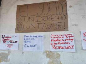 Coatepec, Ver., 16 de enero de 2026.- Personal del Hospital de la Comunidad tambi�n protest� para exigir su paga. ?Otra vez se culpar� al Secretario de Salud (Valent�n Herrera) mientras se protege a los verdaderos responsables?, escribieron en un cartel