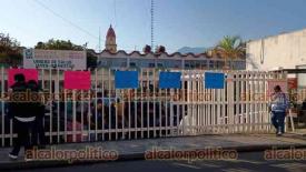 Orizaba, Ver., 16 de enero de 2026.- La falta de pago de la primera quincena de enero provoc� una manifestaci�n pac�fica en la Jurisdicci�n Sanitaria n�mero 7. Piden la intervenci�n de la gobernadora Roc�o Nahle para evitar m�s retrasos.