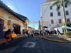 Xalapa, Ver., 16 de enero de 2026.- Para demandar su pagar, trabajadores del Hospital ?Luis F. Nach�n? bloquearon la calle Nicol�s Bravo.