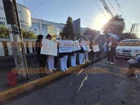 C�rdoba, Ver., 16 de enero de 2026.- Integrantes de la Secci�n 26 Centro del Sindicato Nacional de Trabajadores de la Secretar�a de Salud protestaron en el Hospital General C�rdoba Yanga y otros centros de salud de la zona para demandar sus quincenas.