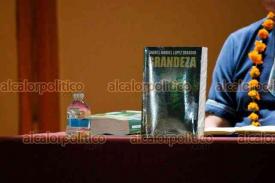 Xalapa, Ver., 17 de enero de 2026.- Mardonio Carballo y Diego Prieto presentaron el libro ?Grandeza?, del expresidente Andr�s Manuel L�pez Obrador en el Museo de antropolog�a de Xalapa.