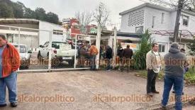 Xalapa, Ver., 19 de enero de 2026.- Trabajadores del rastro municipal advirtieron que mantendr�n su protesta hasta que llegue la alcaldesa Daniela Griego. ?No tenemos herramientas, no tenemos botas, no tenemos nada para trabajar. A veces tenemos que comprar nuestro propio equipo?, reprochan.