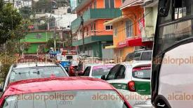 Xalapa, Ver., 19 de enero de 2026.- Empleados del Rastro Municipal que exigen la presencia de la alcaldesa Daniela Griego boquearon la avenida Prolongaci�n Martires del 28 de Agosto, provocando caos vial en la zona.