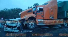 Emiliano Zapata, Ver., 10 de enero de 2026.- La tarde de este martes, un tr�iler presuntamente perdi� el control e impact� al menos cinco autom�viles sobre la autopista Xalapa-Cardel, a la altura de la localidad de Rinconada. Dos personas lesionadas fueron trasladadas al hospital del IMSS de Cardel.