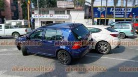 Xalapa, Ver., 22 de enero de 2026.- Auto Volkswagen azul y un Mazda gris chocaron en la avenida L�zaro C�rdenas, en la glorieta para incorporarse hacia la avenida Am�ricas y Maestros Veracruzanos. Tr�nsito y PC Municipal atendieron el percance.