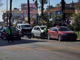 Xalapa, Ver., 24 de enero de 2026.- En la avenida L�zaro C�rdenas con direcci�n a Banderilla, a la altura de la entrada a Jardines de Xalapa, se suscit� un choque de 4 veh�culos y una motocicleta, lo que complic� el tr�nsito vehicular.