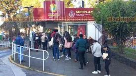 Xalapa, Ver., 24 de enero de 2026.- En SEFIPLAN, aspirantes denuncian desorganizaci�n y rechazos pese a que afirman que cumplen los requisitos solicitados en la convocatoria para contrataci�n de servidores p�blicos para las oficinas de Hacienda del Estado.