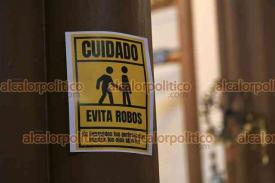 Xalapa, Ver., 25 de enero de 2026.- A trav�s de carteles advierten a feligreses en la Catedral para evitar robos. Piden mantener los ojos abiertos.
