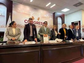 Xalapa, Ver., 27 de enero de 2026.- En el Congreso del Estado, Esteban Bautista y Naomi G�mez, presidentes de la JUCOPO y la Mesa Directiva, respectivamente, encabezaron la entrega de las leyes de ingresos del ejercicio 2026 a alcaldes entrantes.