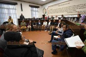 Xalapa, Ver., 29 de enero de 20206.- La alcaldesa de Xalapa, Daniela Griego, encabez� la jornada del D�a del Pueblo, en la sala de Cabildo. La acompa�aron funcionarios municipales.