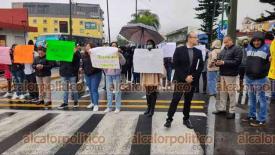 Orizaba, Ver., 31 de enero de 2026.- Profesores de licenciatura y bachillerato de la UPAV se manifestaron este s�bado pues les adeudan 2 cuatrimestres trabajados entre mayo y diciembre de 2025. Bloquearon por minutos la calle Real a la altura de la Sur 13.