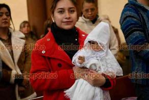 Xalapa, Ver., 1 de febrero de 2026.- Este domingo, v�spera del d�a de La Candelaria, fieles llevaron a la Catedral a Ni�os Dios ataviados con vestiduras elegantes y/o abrigadoras, dado el clima fr�o que prevalece. El p�rroco Ignacio Barrera, ofici� la misa y bendijo las im�genes.