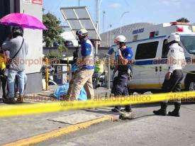 Xalapa, Ver., 3 de febrero de 2026.- Adulto mayor en silla de ruedas, al parecer un vendedor de dulces, falleci� afuera de tienda departamental ubicada en la avenida L�zaro C�rdenas, a un costado de Plaza Crystal. A causa del acordonamiento se registr� congestionamiento vial en la zona.