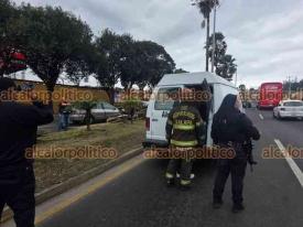 Banderilla, Ver., 5 de febrero de 2026.- En el bulevar Xalapa-Banderilla, frente a la gasolinera Ferche Gas, autom�vil con dos mujeres a bordo se estrell� con palmera en el camell�n central. Fueron trasladadas a un hospital.