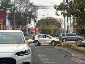 Xalapa, Ver., 6 de febrero de 2026.- La ma�ana de este viernes, conductora de una camioneta CrossFox se impact� contra la banqueta al intentar incorporarse de la avenida L�zaro C�rdenas a la calle Antonio M. Quirasco.
