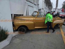 Xalapa, Ver., 6 de febrero de 2026.- En la avenida L�zaro C�rdenas, el conductor de un veh�culo cl�sico perdi� el control y se estrell� con la fachada de la CAEV.
