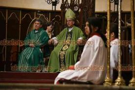 Xalapa, Ver., 8 de febrero de 2026.- El obispo chileno Andr�s Ferrada Moreirea y su hermano Fernando, de visita en la Arquidi�cesis de Xalapa, oficiaron la misa dominical en Catedral.

