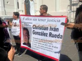 Xalapa, Ver., 10 de febrero de 2026.- Familiares de Christian Iv�n Gonz�lez, desaparecido hace 4 a�os, se manifestaron en Plaza Lerdo para exigir avances en la investigaci�n.