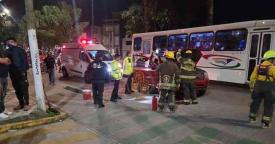Xalapa, Ver., 10 de febrero de 2026.- La noche de este martes, se registr� un choque y conflicto vial sobre la avenida Ruiz Cortines, esquina calle Misantla. El conductor de una camioneta roja impact� a motociclistas que pens� que lo asaltar�an, porque presuntamente le cerraron el paso, mientras que los motociclistas niegan dicha versi�n.