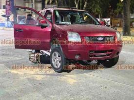 Xalapa, Ver., 10 de febrero de 2026.- La noche de este martes, se registr� un choque y conflicto vial sobre la avenida Ruiz Cortines, esquina calle Misantla. El conductor de una camioneta roja impact� a motociclistas que pens� que lo asaltar�an, porque presuntamente le cerraron el paso, mientras que los motociclistas niegan dicha versi�n.
