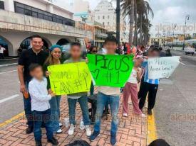 Veracruz Ver., 11 de febrero de 2026.- Ni�os y ni�as hacen filas la tarde de este mi�rcoles para ser de los primeros en ingresar a la Macroplaza y disfrutar de la banda Picus, conformada por los hermanos Luigi, Anthony y Dominique. El primer concierto masivo del carnaval de Veracruz 2026.