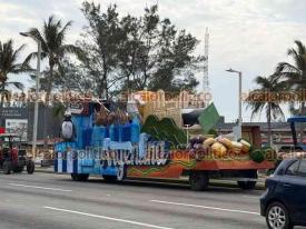 Boca del R�o, Ver., 12 de febrero de 2026.- Los carros aleg�ricos del Carnaval, con decorados alusivos a pa�ses latinoamericanos, son trasladados al bulevar Ruiz Cortines para el primer desfile de este s�bado a las 18:00 horas, de Boca del R�o hacia Veracruz.