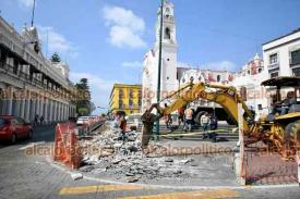 Xalapa, Ver., 12 de febrero de 2026.- Contin�an los trabajos de la remodelaci�n de la Catedral Metropolitana. Con ayuda de maquinaria, se rompe la banqueta frente a la Plaza Lerdo.
